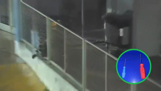 Atrapan a dos adolescentes que robaron televisores de una escuela en Parque Liceo