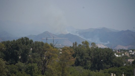 Bomberos combaten un incendio de gran magnitud entre Saldán y La Calera