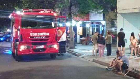Bomberos controlaron un incendio en un restaurante céntrico y evacuaron a 50 vecinos