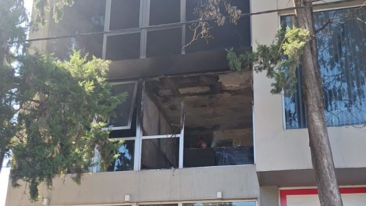 Bomberos controlaron un incendio en una oficina del Cerro de las Rosas sin heridos