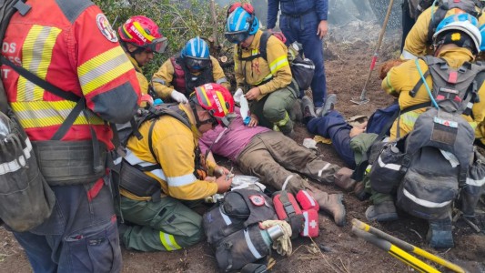 Bomberos cordobeses rescatan a dos heridos en los incendios forestales de Chubut
