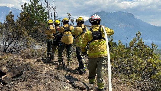 Bomberos cordobeses continúan combatiendo incendios forestales en el Parque Nacional Los Alerces