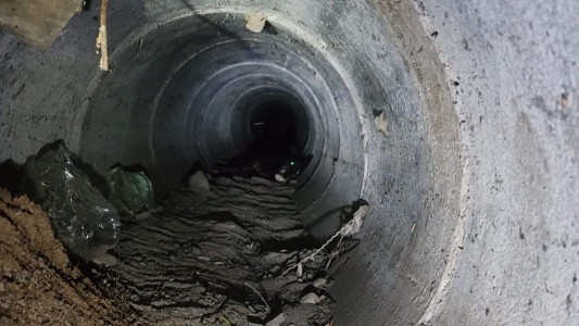 Bomberos rescataron a un perro atrapado 12 metros dentro de un desagüe pluvial