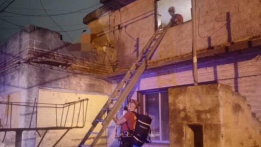 Bomberos y médicos rescatan a un hombre postrado en barrio Ampliación San Pablo