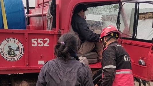 Bomberos y médicos rescatan a un vecino aislado por las lluvias en Río Seco