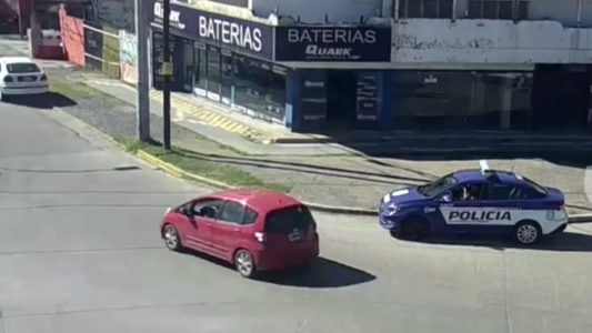 Arrojó piedras contra un vehículo, hirió a una mujer en la cabeza y quedó detenido