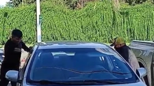 Violento robo en barrio Kennedy: rompieron los vidrios de un auto a plena luz del día y huyeron