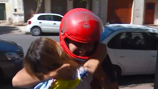 La conmovedora historia detrás del abrazo viral entre un repartidor venezolano y una vecina