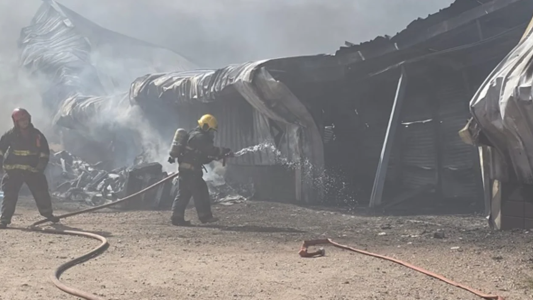 Gran Parque: voraz incendio destruyó un depósito de piletas y derrumbó el techo del galpón