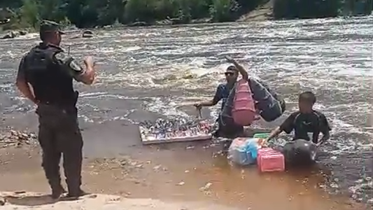 Tensión en Playas de Oro: un vendedor se metió al río en crecida junto a su hijo durante un control