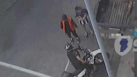 Nuevamente detuvieron a dos “naranjitas” por exigir dinero a conductores para estacionar