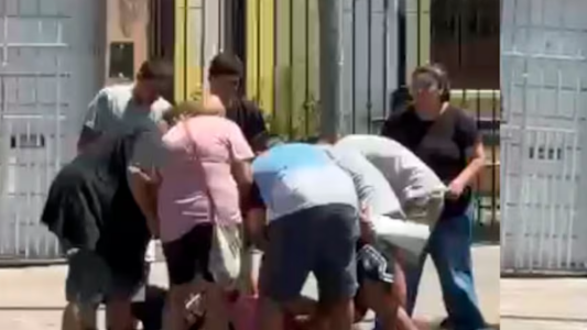 Vecinos redujeron y golpearon a un hombre acusado de robar un celular en la vía pública