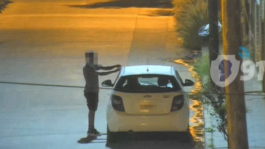 Los vieron en las cámaras y los detuvieron tras intentar robar un auto en Talleres Sud