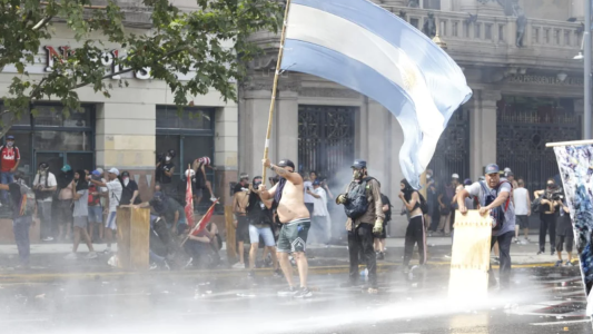 Manifestación con incidentes y heridos cerca del Congreso por la Reforma Laboral