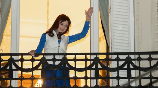 Piden decomisar bienes, autos y dinero de Cristina Kirchner y el empresario Lázaro Báez