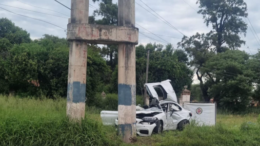 Tragedia vial: dos jóvenes perdieron la vida tras chocar su auto contra un poste