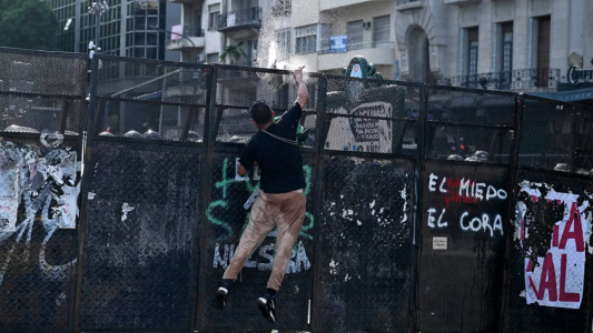 Incidentes en el Congreso: la Policía dispersó a manifestantes con camiones hidrantes