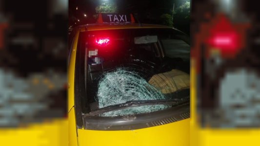 Una “naranjita” fue detenida tras atacar con una piedra a un taxi en la vía pública