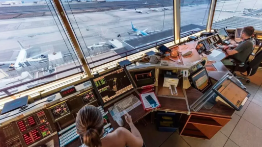 Controladores aéreos levantaron el paro tras retomar el diálogo con el Gobierno