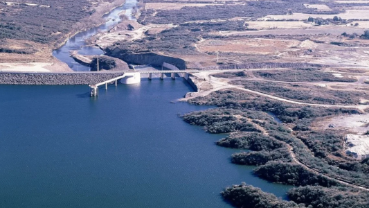 Autoridades provinciales activan descargas de agua en diques para evitar desbordes por lluvias