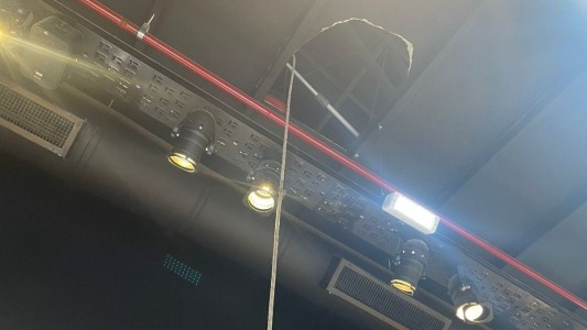 Cayó desde cinco metros mientras limpiaba vidrios en un centro comercial