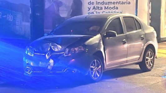 Choque y vuelco en pleno centro de Córdoba: dos autos colisionaron y no hubo heridos