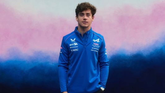 Colapinto presentó su nuevo uniforme para la temporada de Fórmula 1