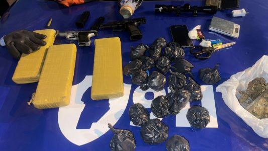 Cooperativa Los Paraísos: secuestran armas, una moto y más de 3 kilos de droga