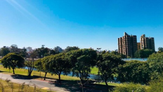 Intensas lluvias obligan a un corte total en distintos tramos de la Costanera por la crecida del río