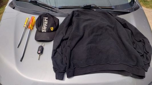 Detienen a dos jóvenes que intentaban robar una casa y huir en un auto robado