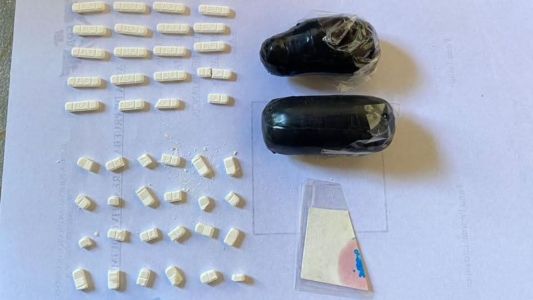 Detienen a una mujer que intentaba entrar casi mil dosis de cocaína a la cárcel de Cruz del Eje