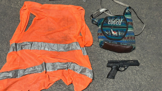 Detuvieron a dos naranjitas por amenazar a taxistas con una réplica de arma