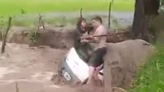 Dramático rescate en Salta: salvan a turistas arrastrados por el agua en la ruta 68