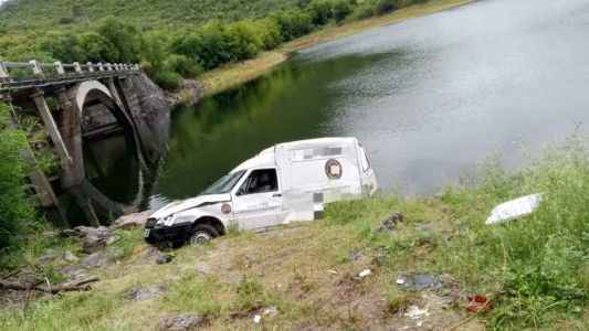Dramático rescate en Villa del Dique: una camioneta cayó desde el Puente Las Vacas