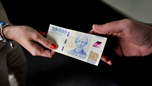 El billete de $20.000 cumple un año y perdió 30% de su poder de compra