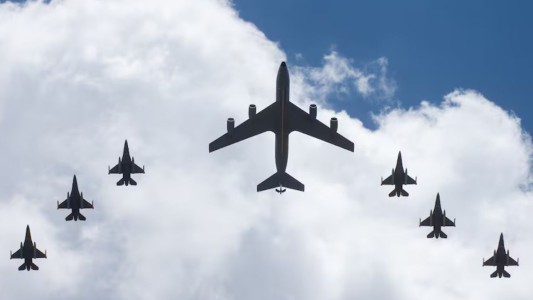 Espectacular vuelo de los F-16 sobre Buenos Aires antes de la presentación en Córdoba
