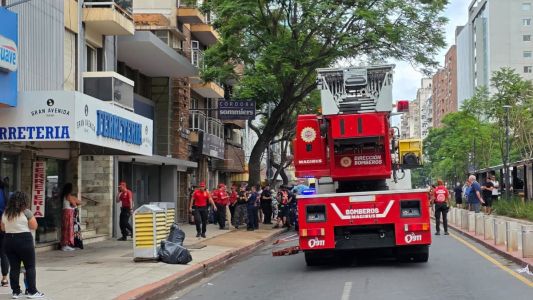 Fuego en un edificio del centro: bomberos trabajan en un sexto piso de Olmos y Maipú