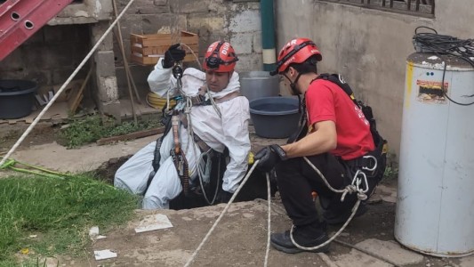 Rescataron a una mujer de 28 años que cayó a un pozo negro de seis metros de profundidad