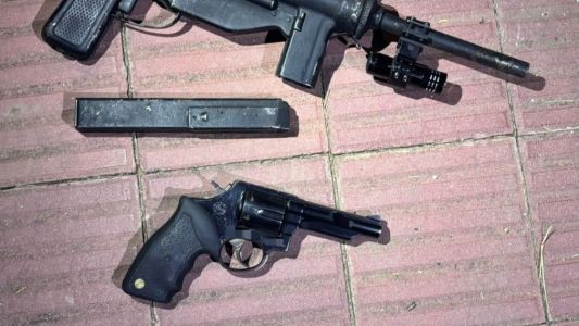 Huyó de la Policía y abandonó una mochila con armas de distinto calibre durante un operativo