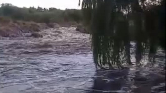 Importante crecida del río Mina Clavero: alertan por riesgos a vecinos y turistas