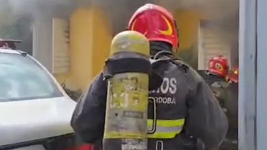 Incendio en B° Altamira: una vivienda ardió por completo y trabajaron varias dotaciones