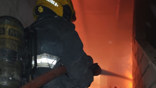 Incendio en un depósito: un hombre herido y cuatro niños asistidos