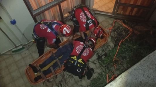 Intentó entrar a un departamento por la ventana, cayó siete pisos, fue atendido y terminó detenido