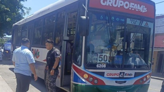 Intentó pagar el colectivo con la tarjeta de su hijo y terminó detenido tras agredir al chofer