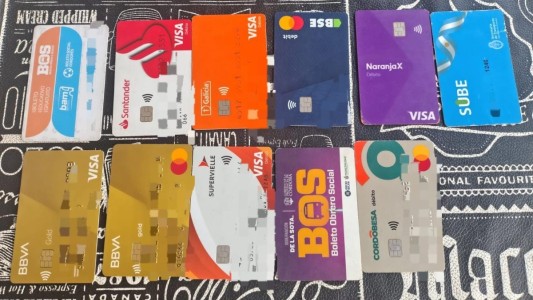 Intentó robar en pleno Centro y lo retuvieron: tenía ocho tarjetas bancarias ajenas