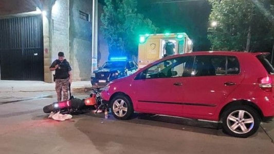 Joven chocó con una moto robada en Acosta: terminó herido y aprehendido