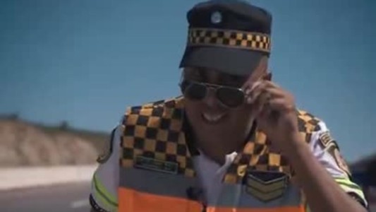 Con humor y tonada, la policía lanzó su campaña vial para “cordobesear”