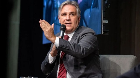 Llaryora otorgó bonos de $100 mil a policías, docentes y estatales en Córdoba