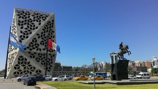 Llaryora extendió el recorte de sueldos para todo el gabinete durante 2026