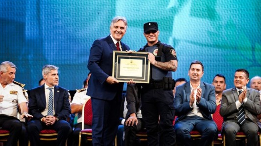 Llaryora encabezó el egreso de más de 500 policías y anunció nueva sede y mejoras para la fuerza